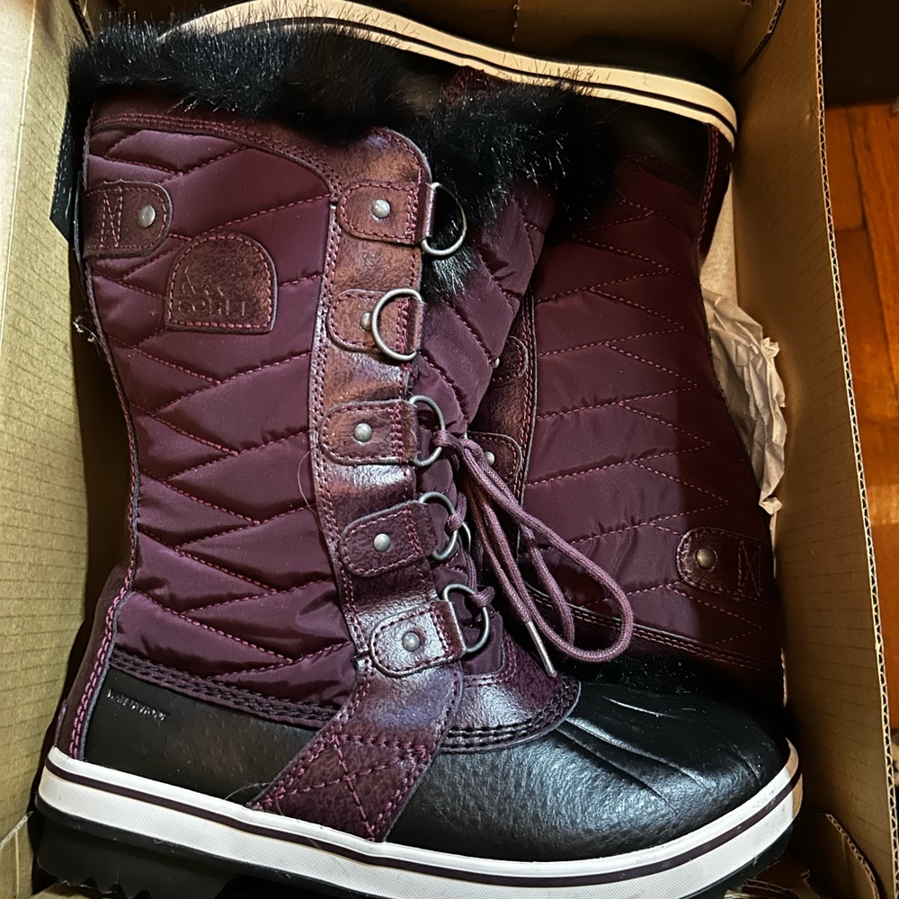NIB Sorel TOFINO II Waterproof boots: EpicPlum